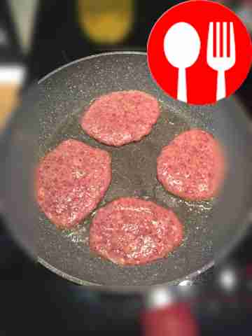 На разогретую сковороду выкладывайте по две...