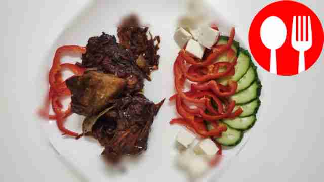 Свиные ребрышки на сковороде с овощами