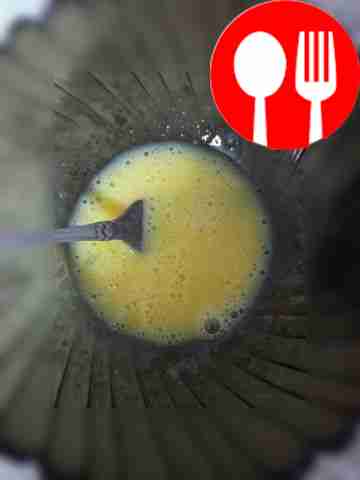 Взбейте яйцо с солью, а затем добавьте щепотку соды.