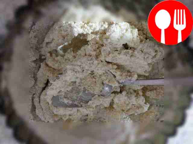 Добавьте муку и одну ложку сметаны.