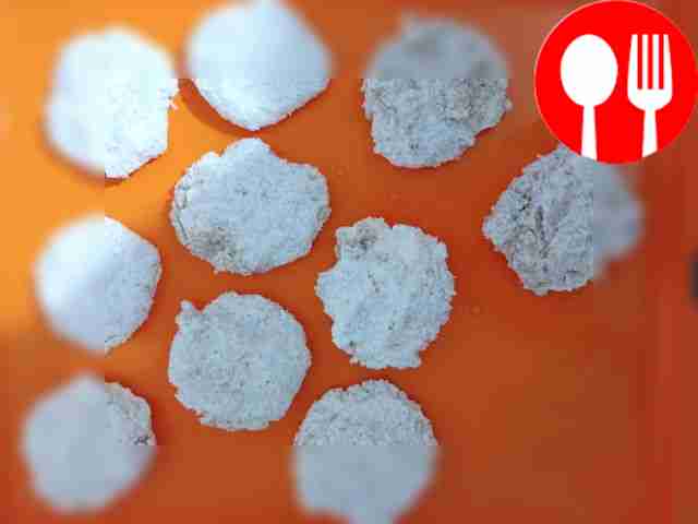 Сформируйте кружочки мокрыми руками,...