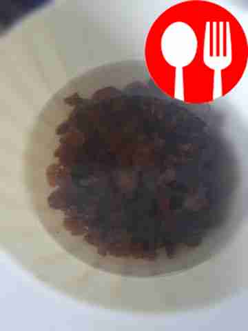 Замачивайте изюм в горячей воде.