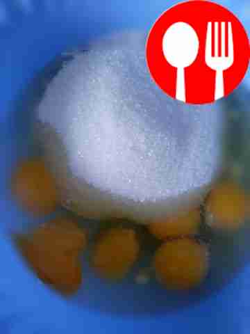 Яйца слегка взбейте с сахаром.