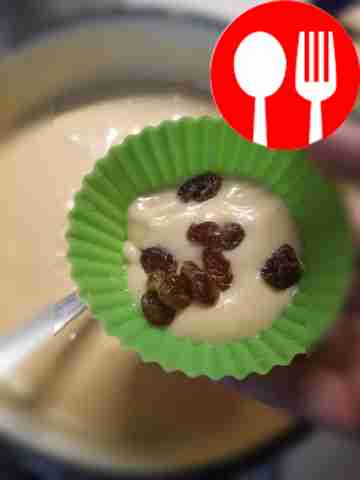 В форму для кексов влейте немного теста. Затем...