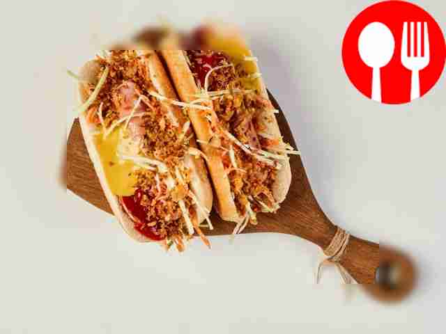 Приготовьте хот-дог: на гриле подрумяньте...