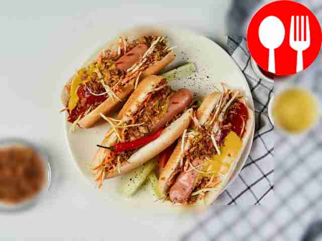 Подавайте хот-дог с салатом коул-слоу и луком...