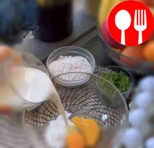 Взбейте яйца с молоком.