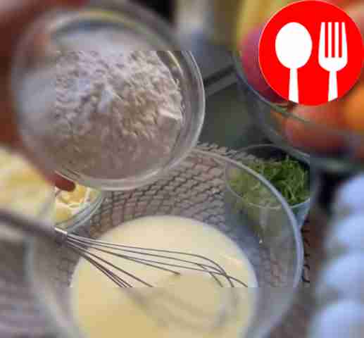 Вмешайте муку и разрыхлитель.