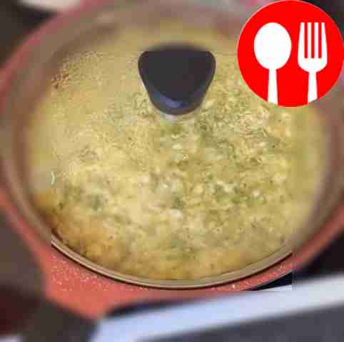 Готовьте лепешку на масляной сковороде на...