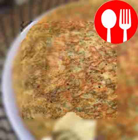 Смажьте готовую горячую лепешку сливочным маслом.