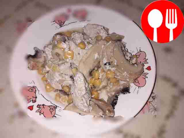 Тушеная индейка с шампиньонами и кукурузой в сливочном соусе