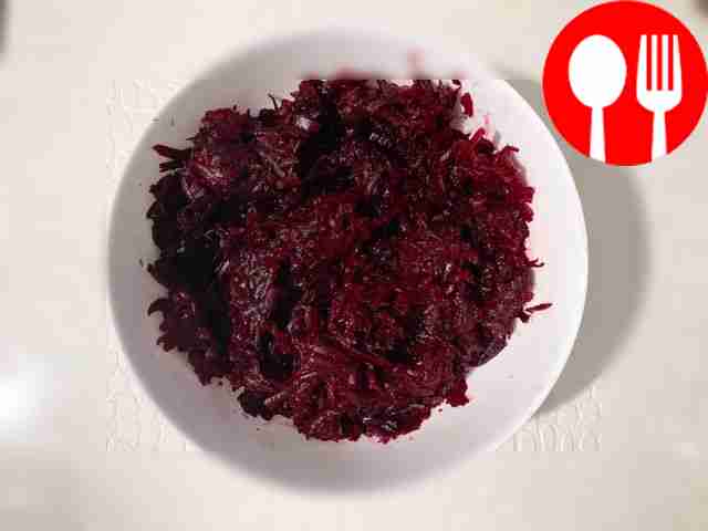 Peel the beets and grate them on a coarse grater.