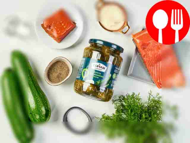 Вымойте лосося, кабачки и укроп, обсушите их...