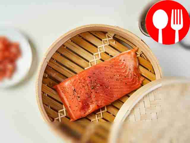 Подготовьте рыбу: тщательно посолите филе...