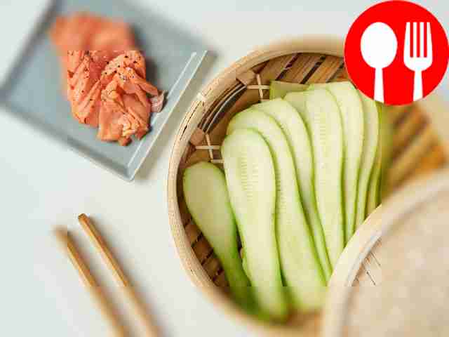 Подготовьте цукини. Когда рыба будет готова,...