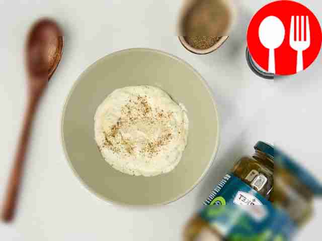 Приготовьте укропный соус. Смешайте майонез с...