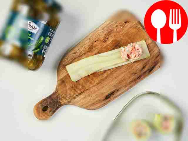 Сформируйте закуску: на ломтик цукини уложите...