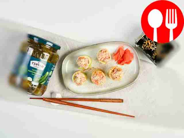 Суши из цукини с лососем и укропным соусом...