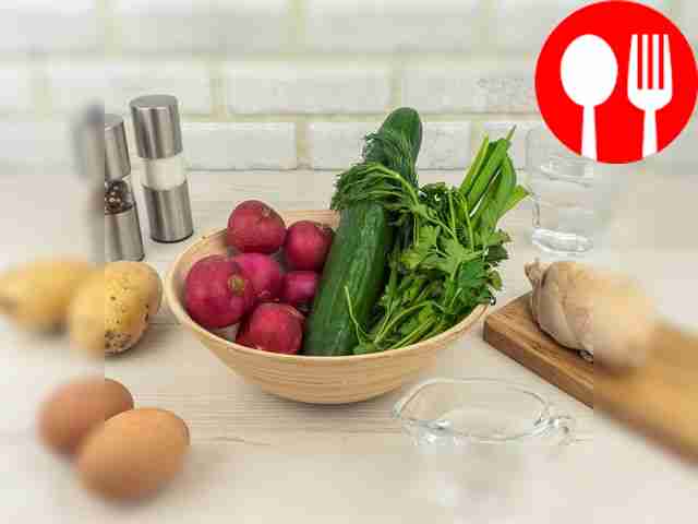 Предварительно сварите куриное филе и охладите его.