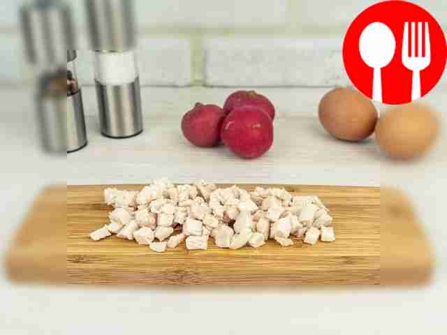 Отварное куриное филе нарежьте мелкими...