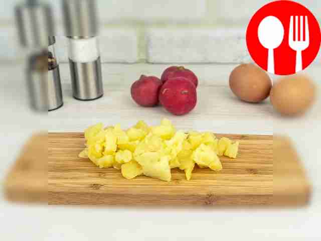 Сваренные яйца и картофель порежьте и...