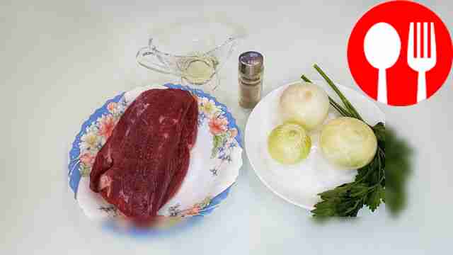 Очистите лук и промойте его.