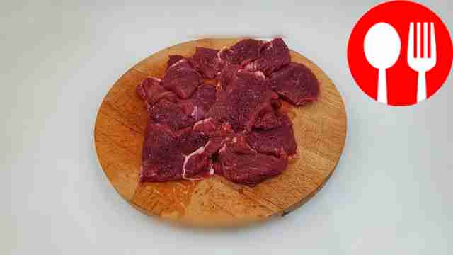 Вымойте мясо и промокните его бумажным...