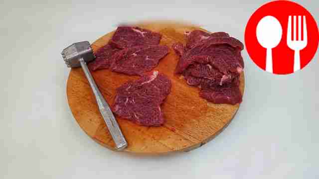 Используйте кулинарный молоток и отбейте...