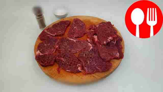 Приправьте отбивное мясо солью и перцем.