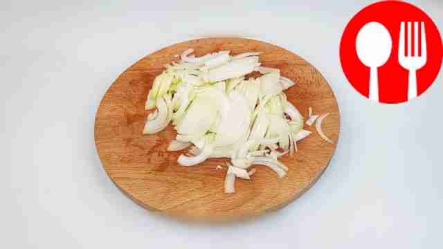 Во время жарки мяса нарежьте лук полукольцами.