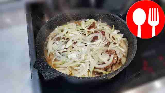 После того как мясо подрумянится, переложите...