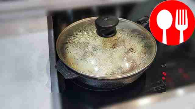 Налейте в сковороду 100 мл воды, накройте...