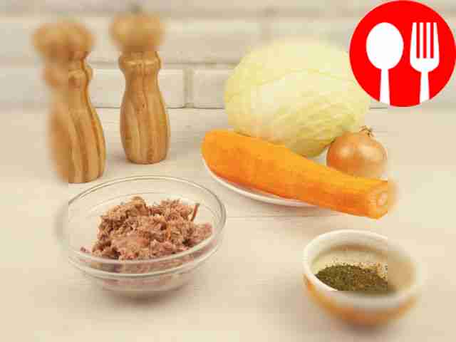 Wash the cabbage and remove the outer leaves....