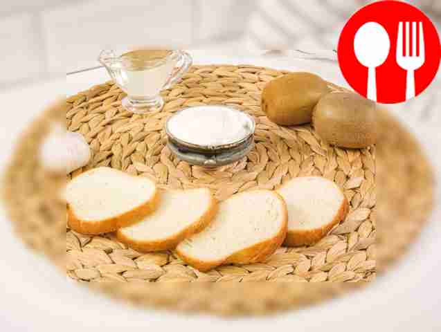 Peel the kiwi and garlic clove.