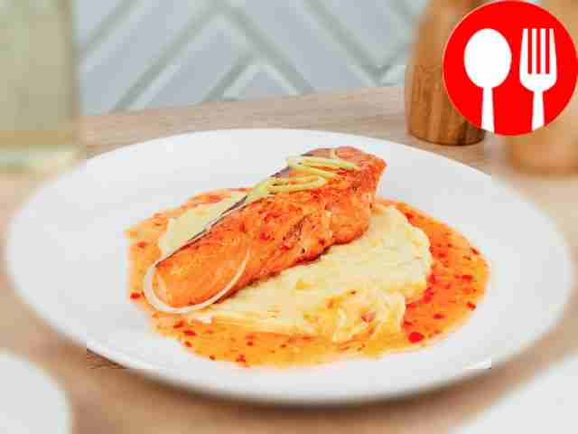 Лосось с соусом сладкий чили и картофельным пюре на сливках
