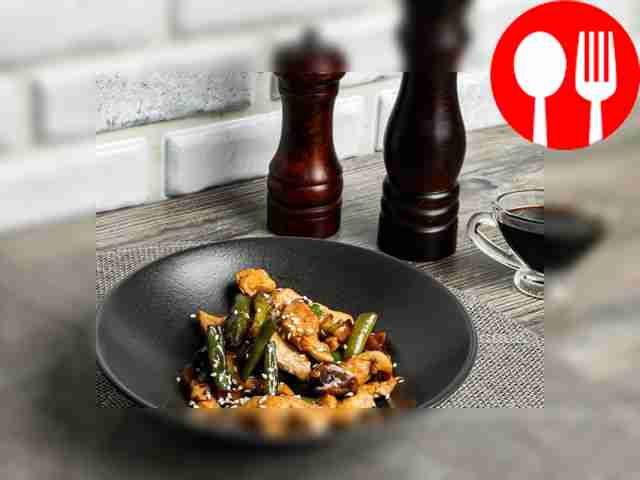Chicken with green beans and champignons