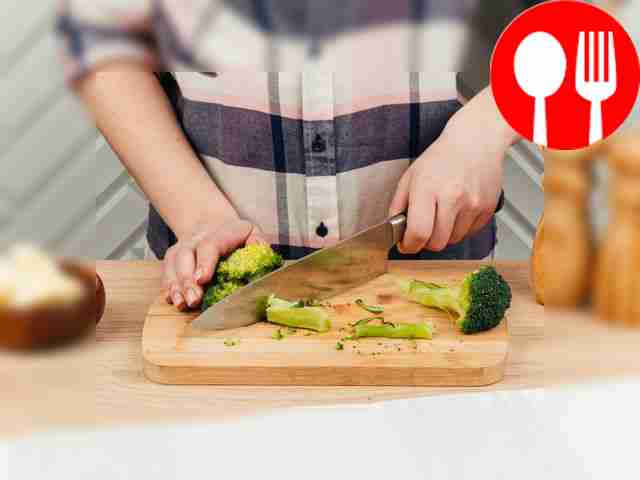 У брокколи отделите соцветия от твёрдой части стебля.