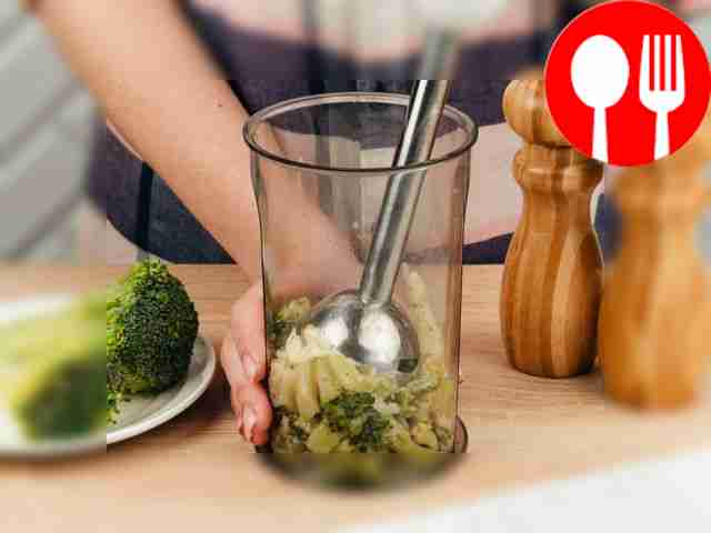 Перетрите брокколи в пюре.