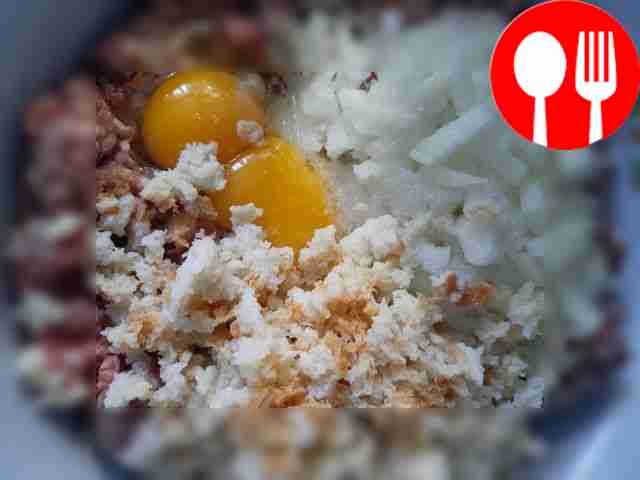 Лук мелко нашинкуйте и введите в фарш.