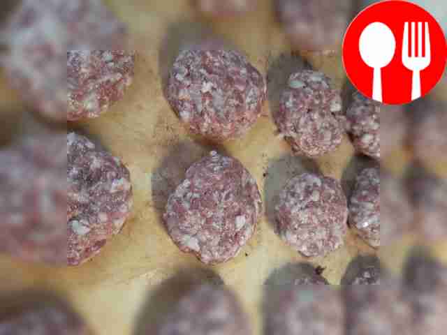 Сформируйте котлеты и разложите их по противню.