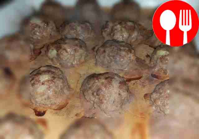 Поместите форму в духовку и выпекайте 30–40 минут.