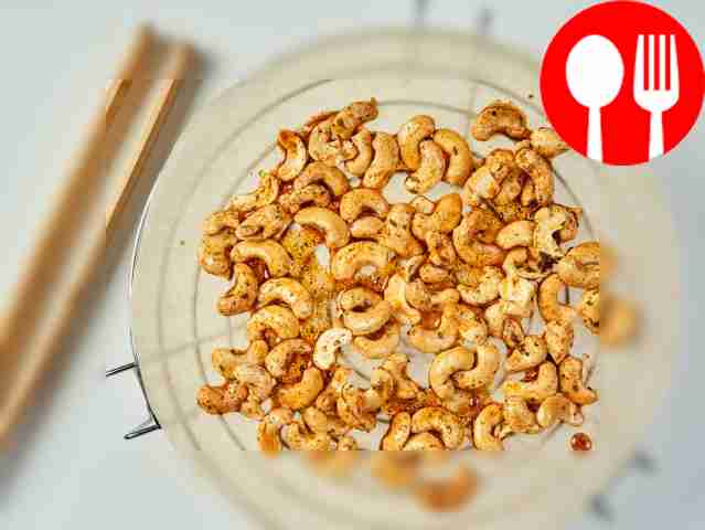 Поджарьте орехи в аэрогриле. Застелите...