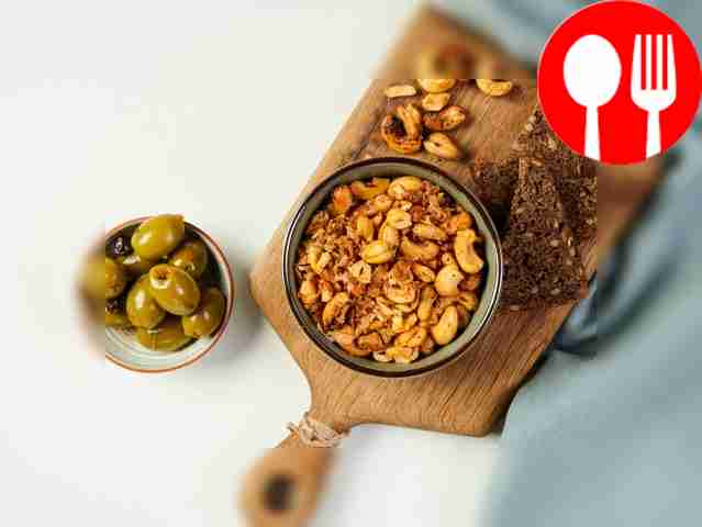 Кешью со специями подавайте вместе с другими...