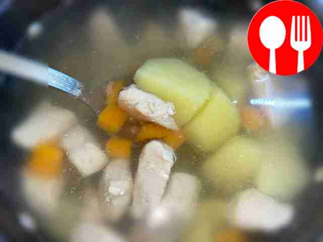 Залейте в кастрюлю воду, поставьте на плиту и...