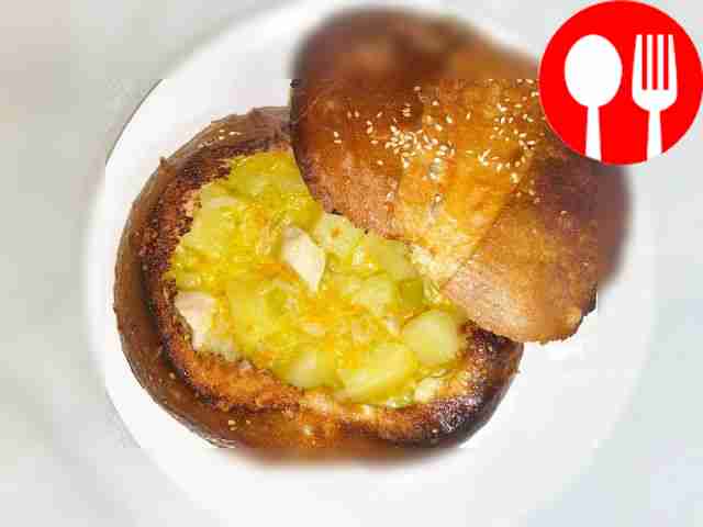 Ароматный сырный суп в хлебе