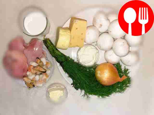 Вымойте овощи и грибы от грязи. Нарежьте...