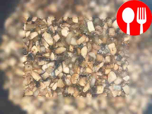 Лук с грибами нарезаем кубиками и отправляем...