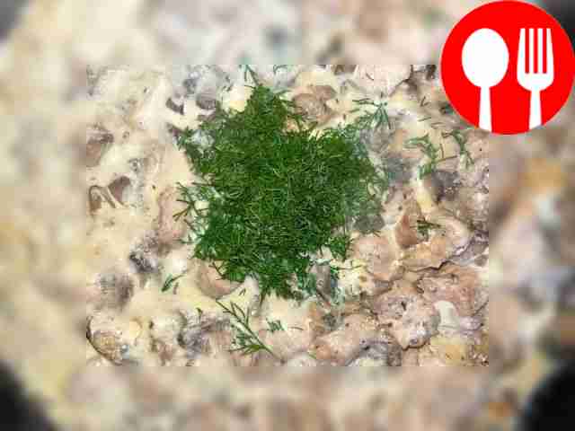 В сковороду влейте сметану со сливками,...