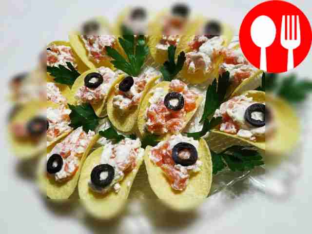 Закуска на чипсах с малосольной рыбой и сливочным сыром