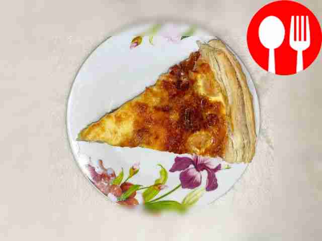 Сочный пирог из слоеного теста, сыра и копченой свиной грудинки